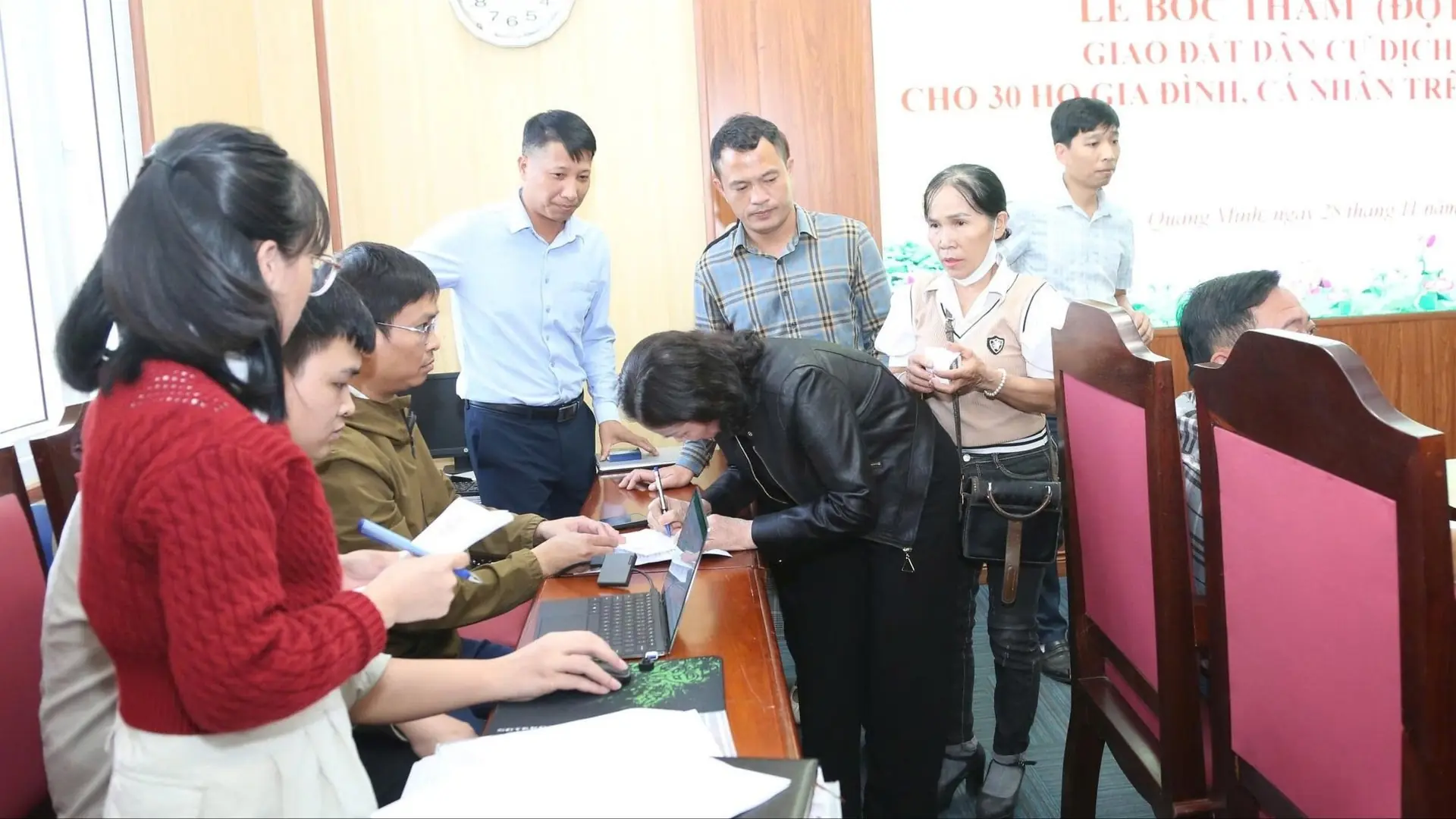 Người dân xã Quang Minh được bốc thăm đất dịch vụ